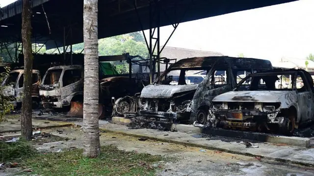 2026年8月23日,在泰国南部陶公府拉艾县邦奥镇行政组织办公室,可见遭焚毁的车辆