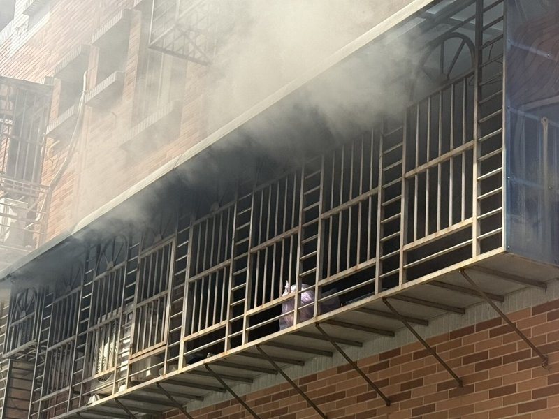 基隆市今天發生民宅火警，位在公寓的2樓竄出火煙，兩人受困屋內。消防員布設水線滅火，及時救出兩人送醫，起火原因由消防局調查中。記者邱瑞杰／翻攝