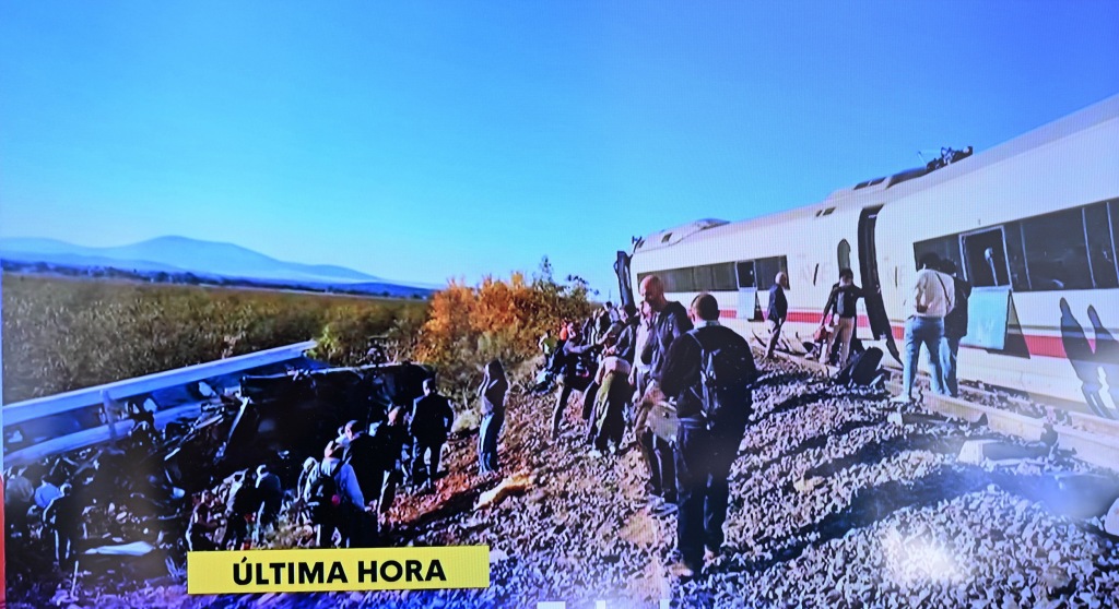 第1现场|西班牙再发列车相撞惨剧:已致50死,事故或因人为失误