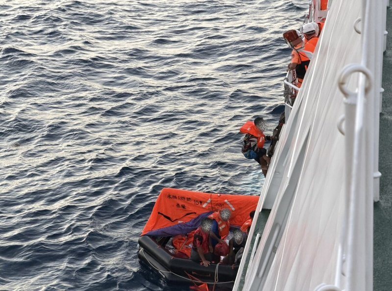 基隆籍永福188漁船昨晚在彭佳嶼東北方海域起火，船上6人棄船搭救生筏逃生，在海上漂流近10小時後，海巡人員立即展開救援，將筏上6人全數救起。圖／艦隊分署提供