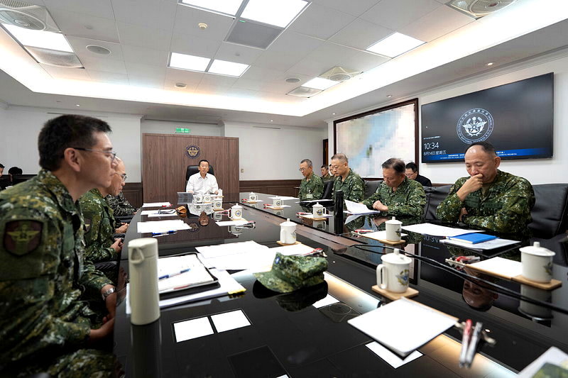 「漢光42號」實兵演習圓滿結束。國防部長顧立雄主持精神講話,肯定全體官兵不分晝夜投入演訓,面對各項臨機狀況、天候及地形考驗,展現平時訓練成果。圖/國防部提供