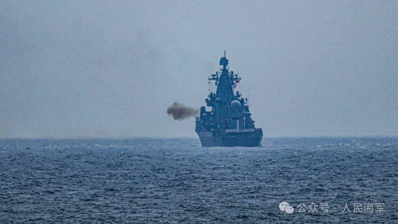 ▲俄“瓦良格”号导弹巡洋舰实弹射击 李凤祥 摄