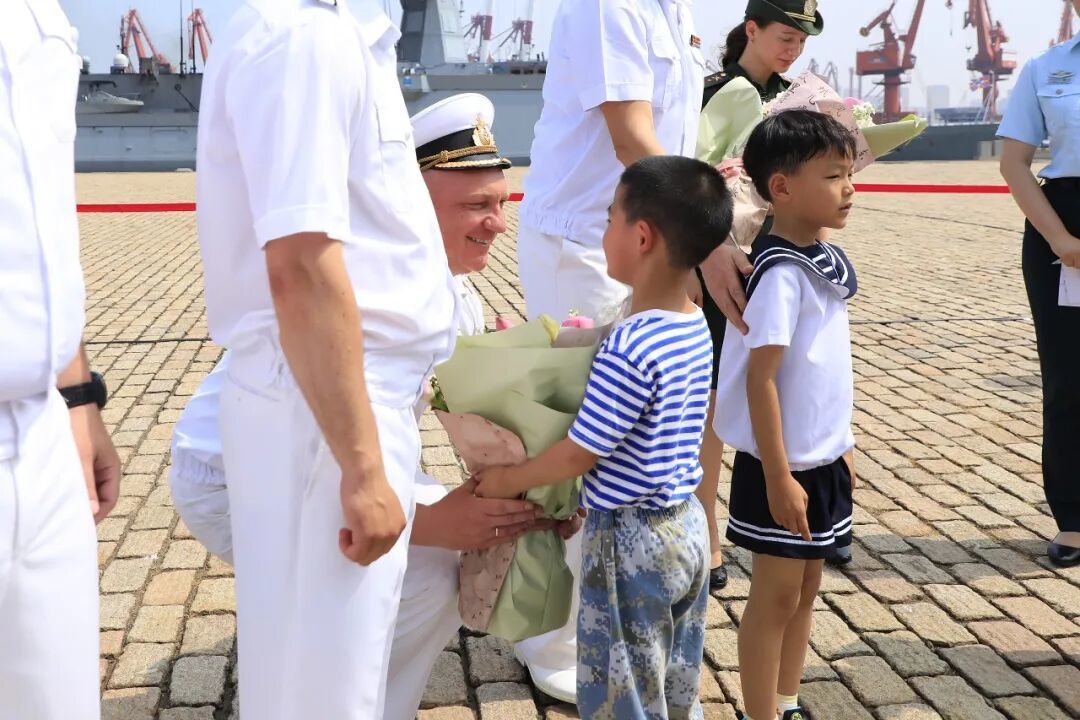 ▲少年儿童向俄方舰员致意