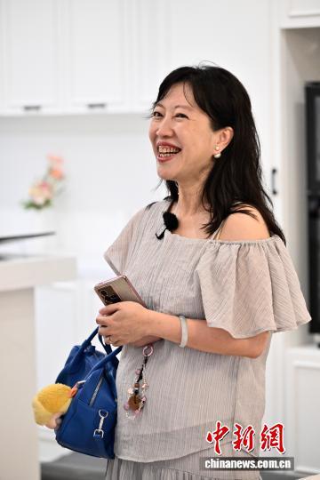 7月28日，庄涵如向参观者介绍装修好的短片实景基地。　中新社记者 张斌 摄