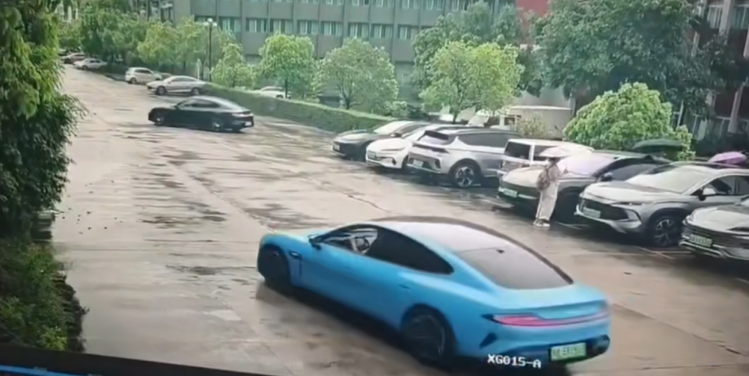 （图片来源于校方提供的监控视频截图）