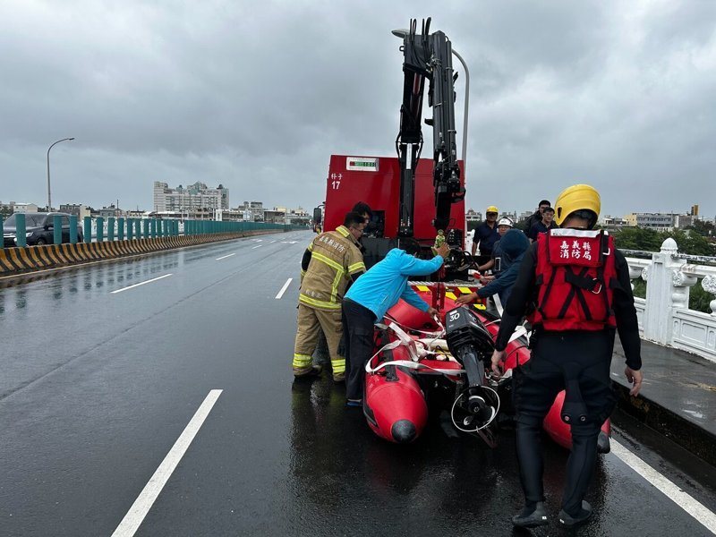嘉義縣六腳鄉北港大橋今早傳男子落水，水流湍急目前正擴大搜救。圖／嘉義縣消防局提供