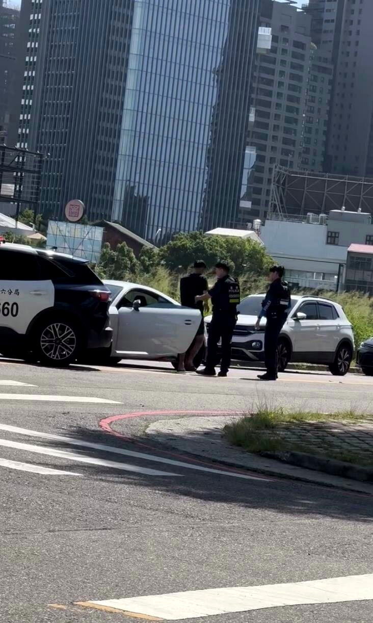 台中市張姓男子今早駕駛奥迪雙門跑車，橫停在西屯區馬龍潭路道路中央，警方查出他有毒品反應。圖／網友maxlin\_boost提供