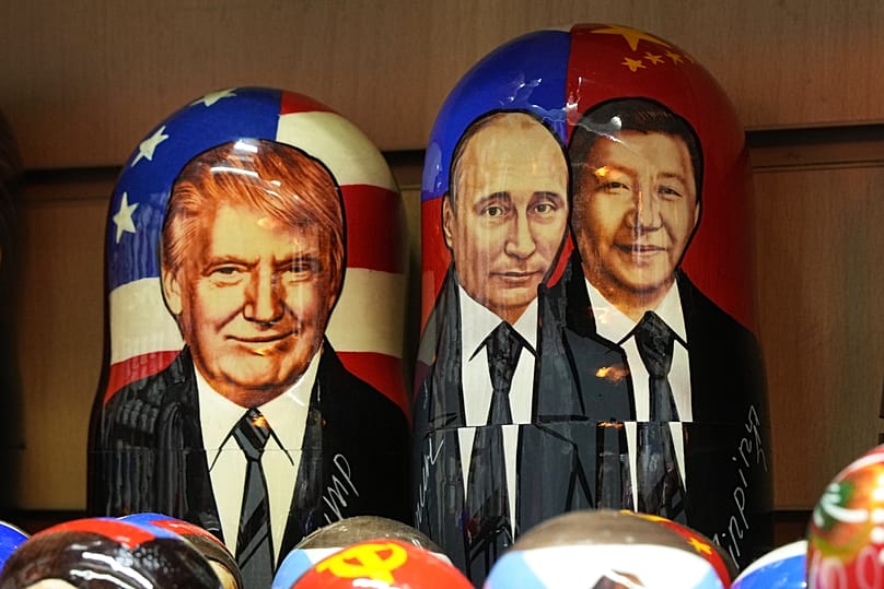Матрешки с изображениями Трампа, Путина и лидера Китая Си Цзиньпина в сувенирном магазине в Санкт-Петербурге, Россия, четверг, 24 сентября 2026 года. (AP Photo/Dmitri Lovetsk