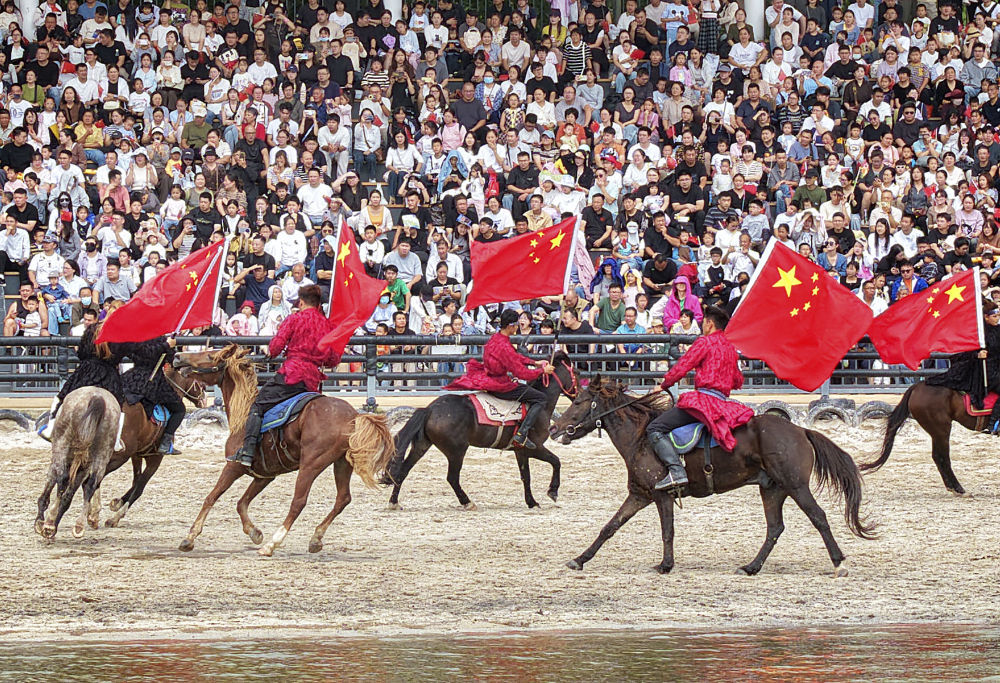 10月1日,游客在江苏南通森迪旅游度假区观看马术编队表演。新华社发(许丛军摄)