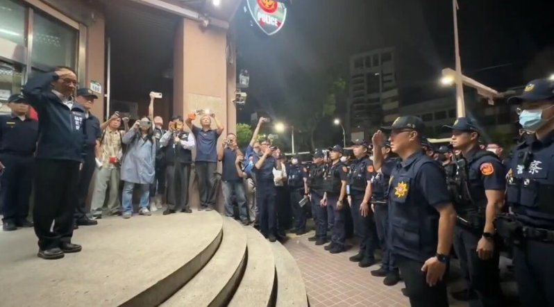暑期青春專案今天開跑，高雄市副市長林欽榮（左二）向員警致敬。記者林保光／翻攝