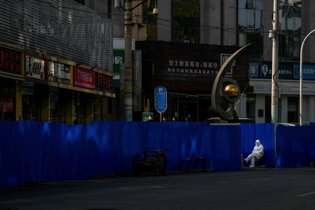 2022年在北京，关停店铺周围设立的金属隔离栏。新冠疫情展现出，官方能够多迅速地封锁整座城市并利用大规模数字监控追踪数以亿计的居民。
