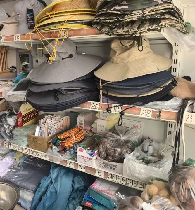 晓雯在国门口小卖部的帽子货架驻足挑选了一个帽子。受访者供图