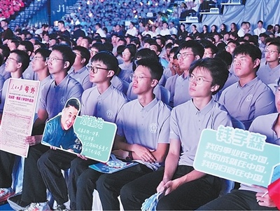 活动现场，中国科学技术大学师生认真观看。