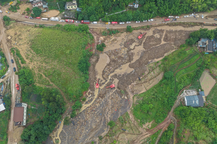 这是2026年5月25日在重庆市永川区茶山竹海街道拍摄的救援现场（无人机照片）。5月23日夜间至24日凌晨，重庆市永川区遭遇今年以来最强特大暴雨袭击，瞬时极端强降雨引发山洪、滑坡与泥石流灾害，多个街道、乡镇受灾严重。汛情发生后，重庆市、永川区两级防汛抗旱应急指挥部迅速启动应急响应，投入各类救援力量。新华社记者 黄伟 摄
