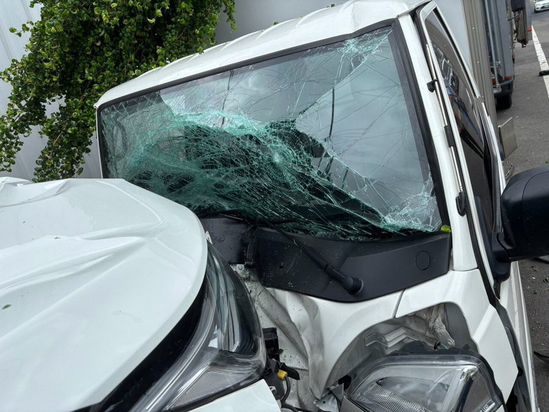 黃姓工程師疑似突發低血糖導致意識模糊，昨天駕車行經苗栗縣頭份市信義路時，車子突然偏往對向車道衝撞83歲鄧姓老翁駕駛的電動代步車及路邊停放車輛，老翁送醫後傷重不治，車禍原因及責任有待調查釐清。圖／民眾提供
