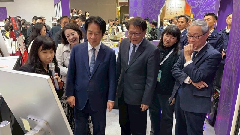 聯經出版展示「聯經智讀 Linking AI BOOKS」概念驗證(POC)成果,吸引總統賴清德等貴賓駐足體驗,了解 AI 與出版內容結合的新閱讀模式。 (圖片來源:聯經出版)