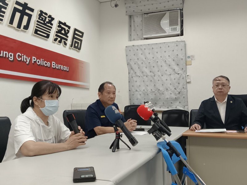 基隆警方今宣導防詐案例,安排被害入的家屬(左)出面說明被騙過程,提醒民眾勿上假交友、假投資等詐騙圈套,保護自己的財產。記者邱瑞杰/攝影