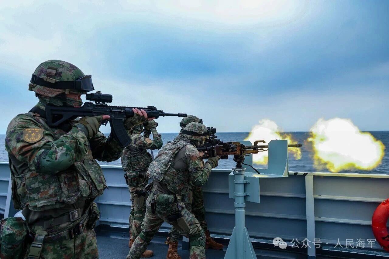 ▲陆战队员轻武器射击 李凤祥 摄