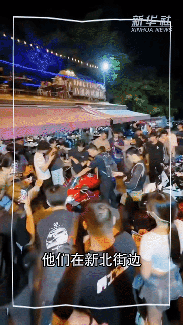 台湾机车工程师“小飞哥”与博主“米亚”从大陆将一台820RR拆解,分批海运入岛再组装。上个月他们组装完成后,在新北街边举办了一次车友聚会,不仅引来众多车友围观 ,视频更在网络平台广泛传播。
