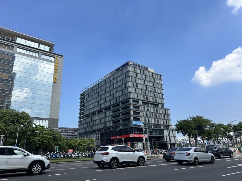 高雄市成功路可從東南米樂旁基地道路駛入大賣場停車場,今早車流大致跟上班時段差不多。記者徐白櫻/攝影