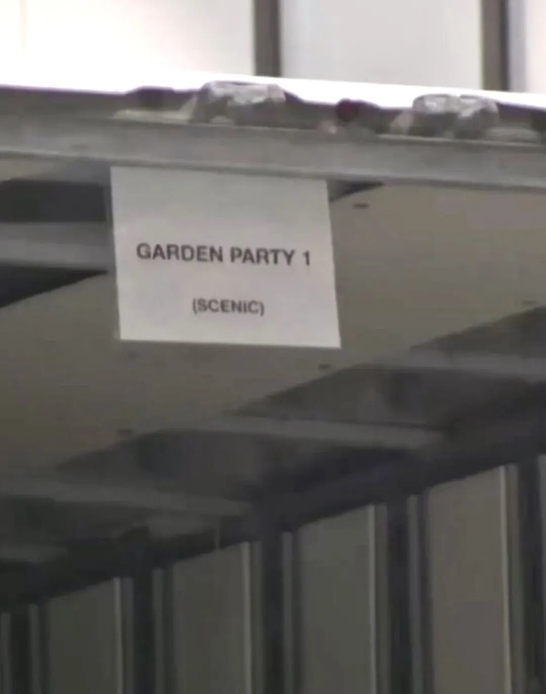 准备送进场馆的箱子上贴着“Garden Party”