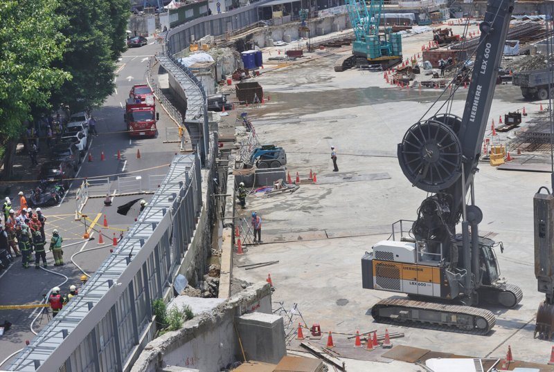 台北市松山區敦化北路199巷16弄1號（左）門口中午發生地層下陷狀況。記者曾學仁／攝影