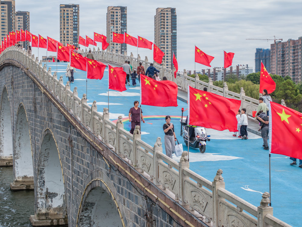 10月1日,市民在江苏省连云港市东海县西双湖国家湿地公园游玩。新华社发(邵光明摄)