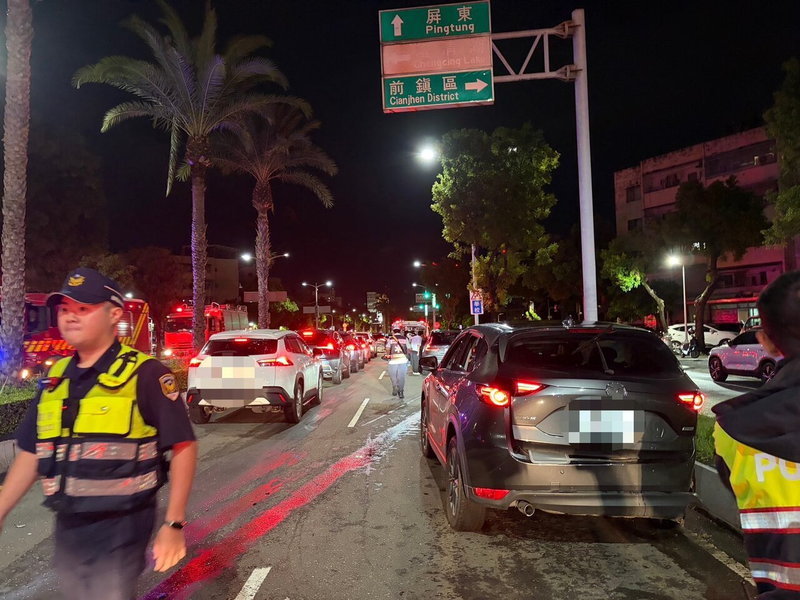 楊姓女子昨晚駕車載6歲兒子及外籍保母，在高市國泰路二段快車道迴轉遭對向車撞擊，釀4人受傷。記者石秀華／翻攝