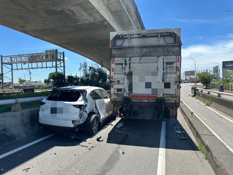 台中龍井今發生一輛大貨車下匝道疑煞車系統故障，追撞三輛轎車、一輛聯結貨車，6人受傷送醫。圖／讀者提供