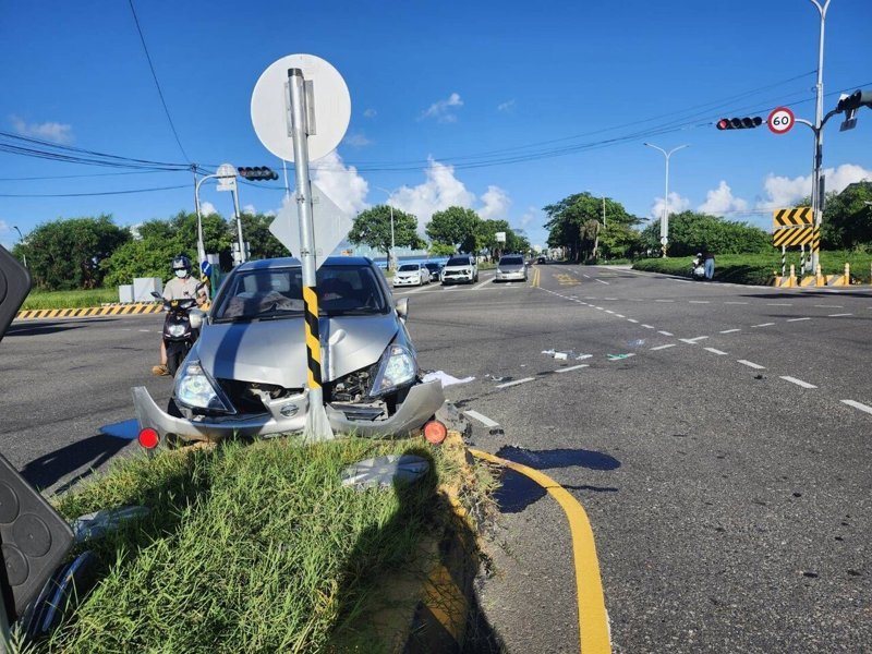 湖內區東方路與和平路口自小客車自撞,車頭凹陷且保險桿脫落。記者巫鴻瑋/翻攝