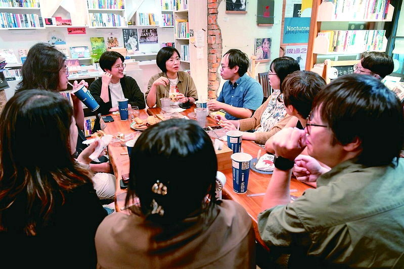 民進黨新北市長參選人蘇巧慧(中)與作家小聚,暢談城市文化願景。圖/蘇巧慧競辦提供