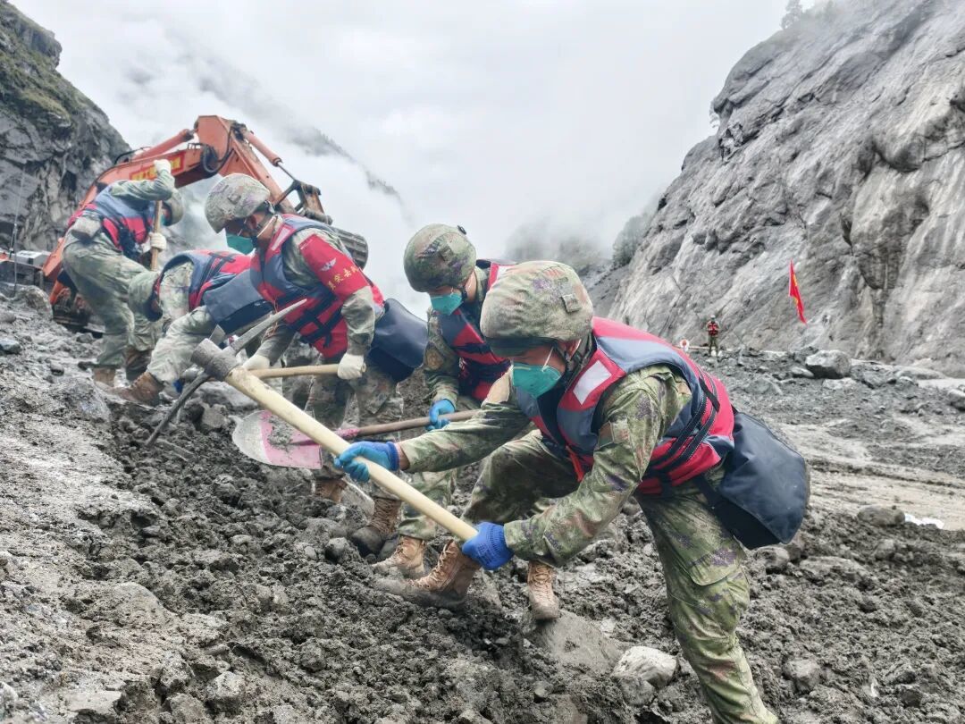图为魏晓亮(右二)和战友在核心区域展开搜救和道路清理。左南星 摄