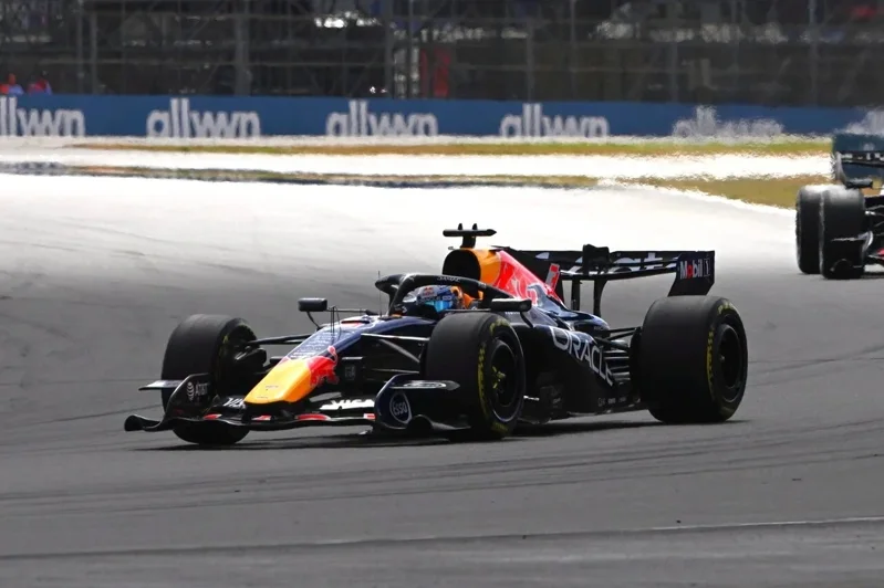 比賽進行至第48圈,Red Bull 車手 Max Verstappen 的賽車發生嚴重失控導致退賽。 圖/Oracle Red Bull Racing