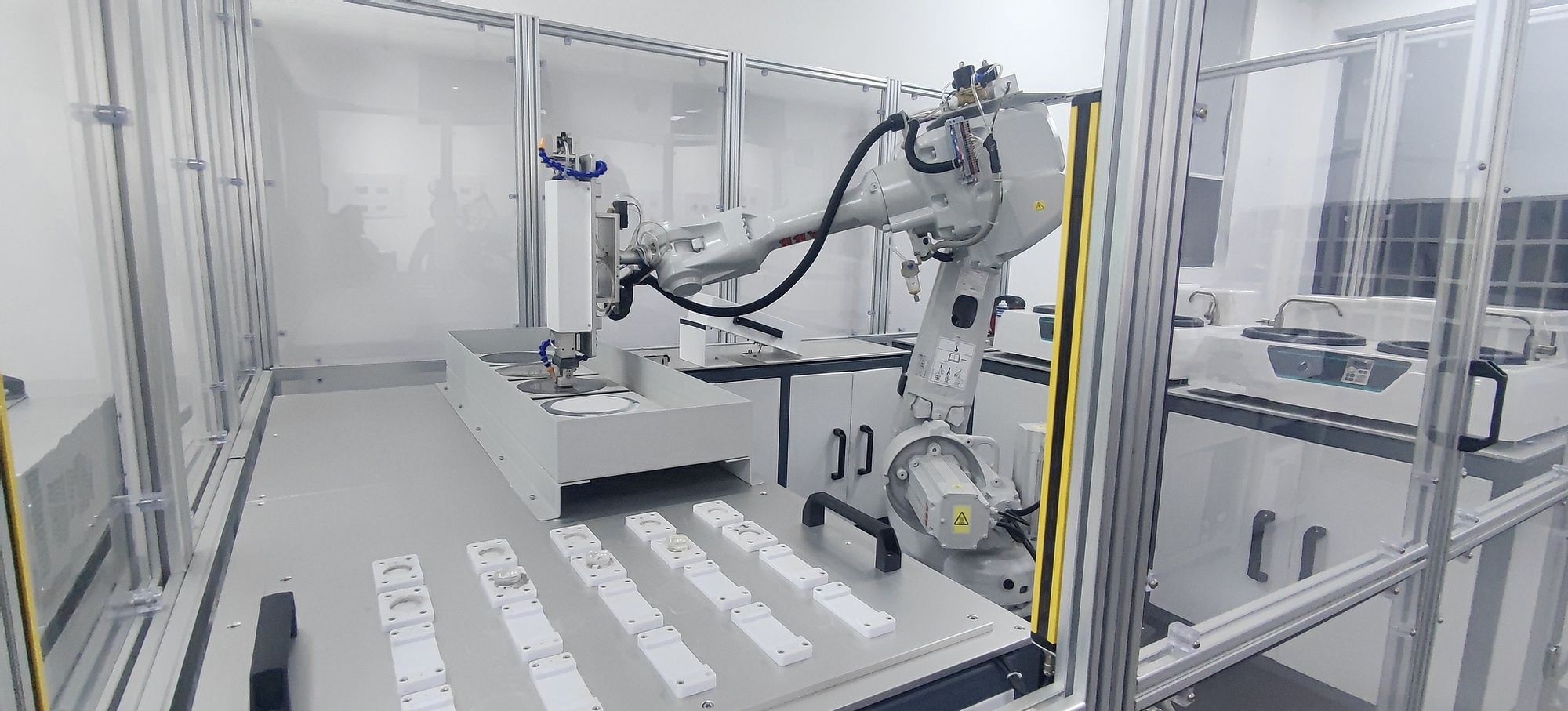 江西景德镇御窑博物院，机器人正在制作古陶瓷基因库标本