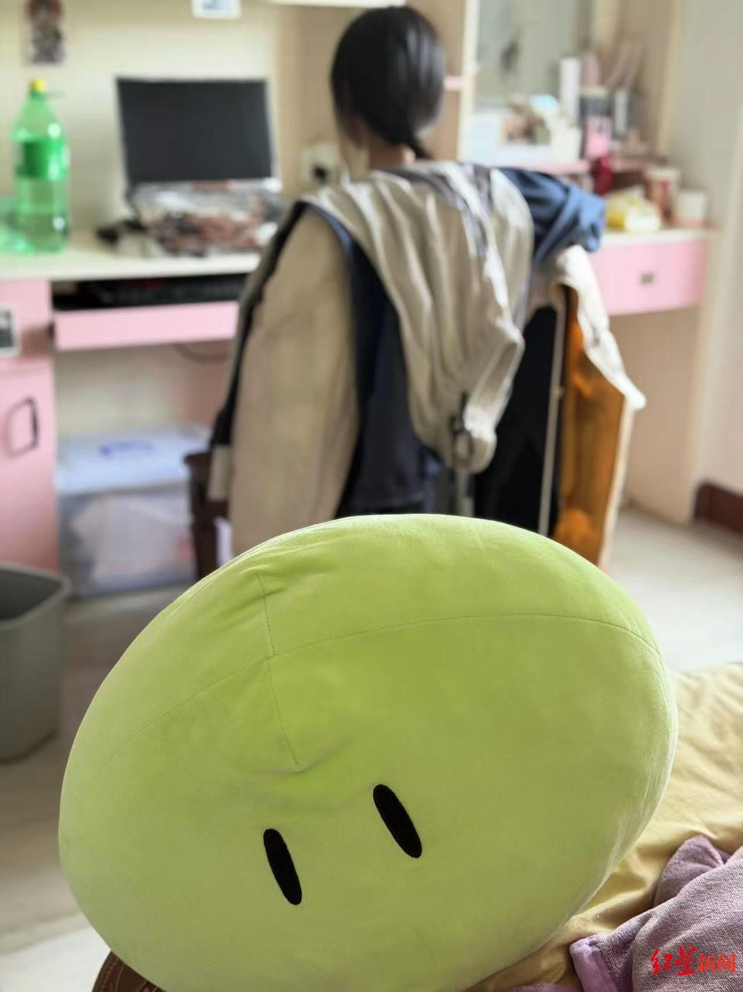 ▲小红在市区住所的房间内
