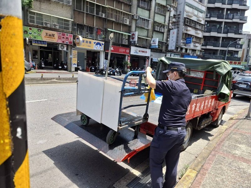 台北市文山區萬芳醫院對面的女攤販，遭警搬走煎台引網友討論，女攤販今年已被開17張罰單。記者廖炳棋／翻攝
