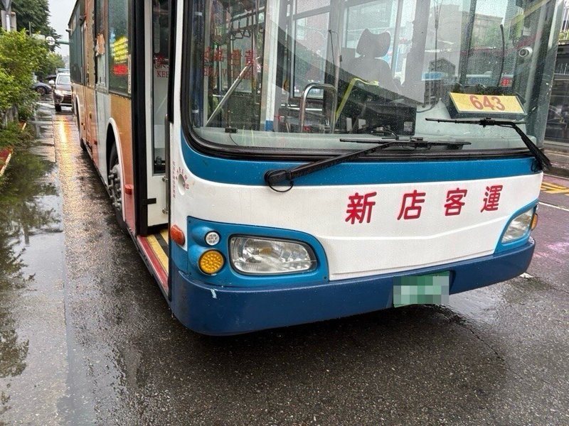 台北市發生公車司機疑因恍神闖紅燈，不但衝撞機車，公車乘客也煞車跌倒頭部不適送醫。記者廖炳棋／翻攝