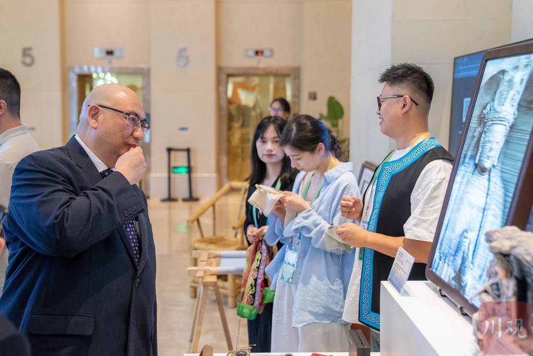 文莱交通与信息通信部部长穆罕默德·瑞扎·穆罕默德·尤努斯(左一)被四川日报全媒体“C空间”团队的光场裸眼3D文物画吸引。来源“川观新闻”