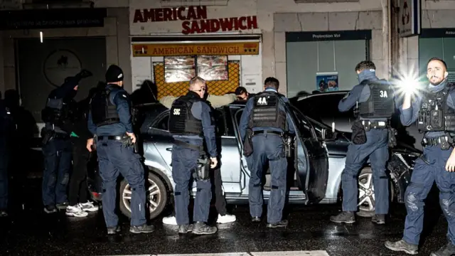 法国里昂，21:00后，警方在拉巴尔街（Rue de la Barre）贝勒库尔广场（Place Bellecour）附近拦下一辆驶入宵禁区的车辆（19/10/2026）