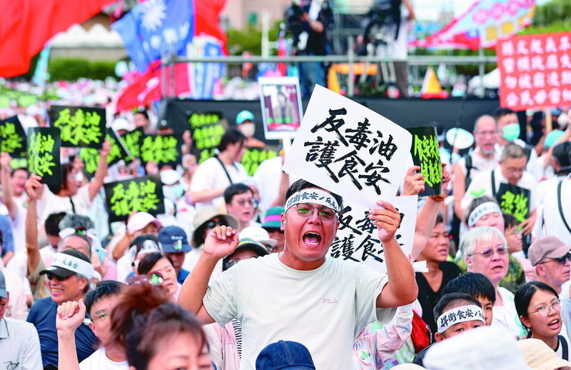大批民眾昨在凱道集結抗議，表達反毒油、護食安。記者曾原信／攝影