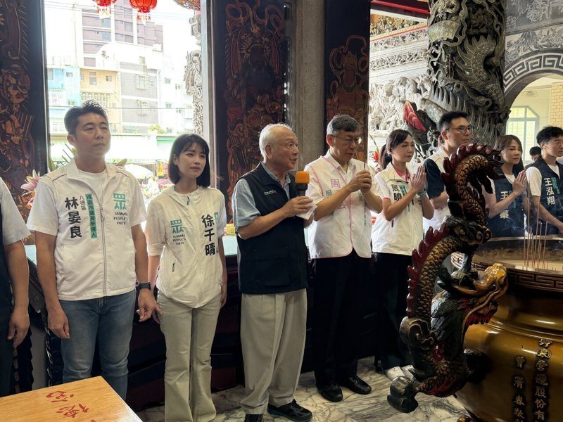 民眾黨創黨主席柯文哲今早陪同民眾黨桃園市龜山區議員參選人周曉芸等人參香祈福。記者朱冠諭/攝影