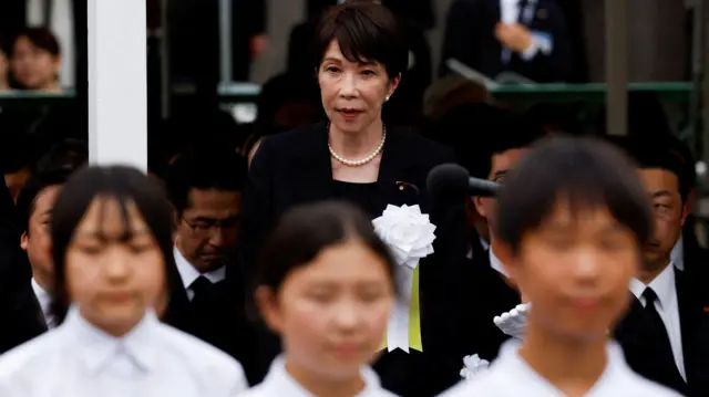 日本首相高市早苗于2026年8月9日在长崎和平公园举行的长崎原爆81周年纪念仪式上,与儿童一同出席并观看仪式。