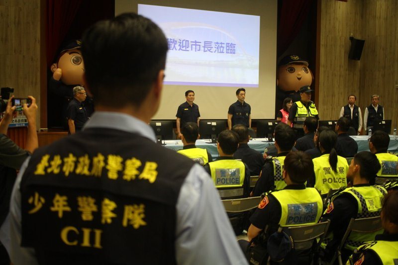 暑期「青春專案」開跑，台北市市長蔣萬安今晚赴松山警分局主持勤前教育，並率隊前往青少年易聚集的KTV等場所視察臨檢。記者李隆揆／攝影