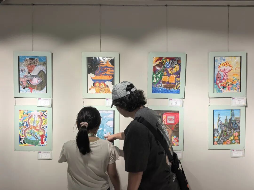9月12日，市民参观第十七届海峡两岸少儿美术大展。本届海峡两岸少儿美术大展以“信”为主题，来自两岸暨港澳地区的约200幅青少年作品集中亮相 图源：新华社