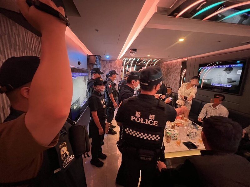 高雄市政府執行青春專案，今天凌晨臨檢KTV等場所。記者林保光／翻攝