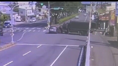 一輛軍用大卡車今天上午行經彰化市金馬陸橋附近,在迴轉時,與柯女駕駛的轎車發生碰撞,柯女自稱有輕微腦震盪,送醫治療,此一車禍事故,由警方會同彰化憲兵隊調查中。圖/警方提供