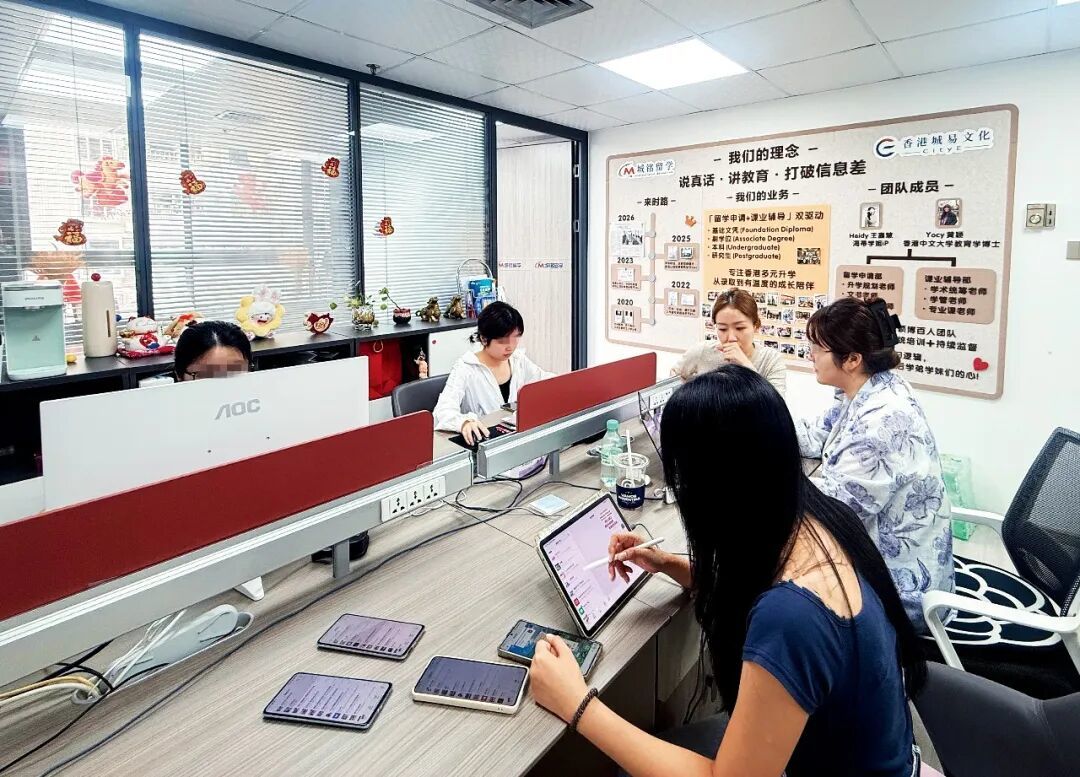 高考成绩公布后,王海蒂和团队回复考生的香港副学士申请咨询。图/受访者提供