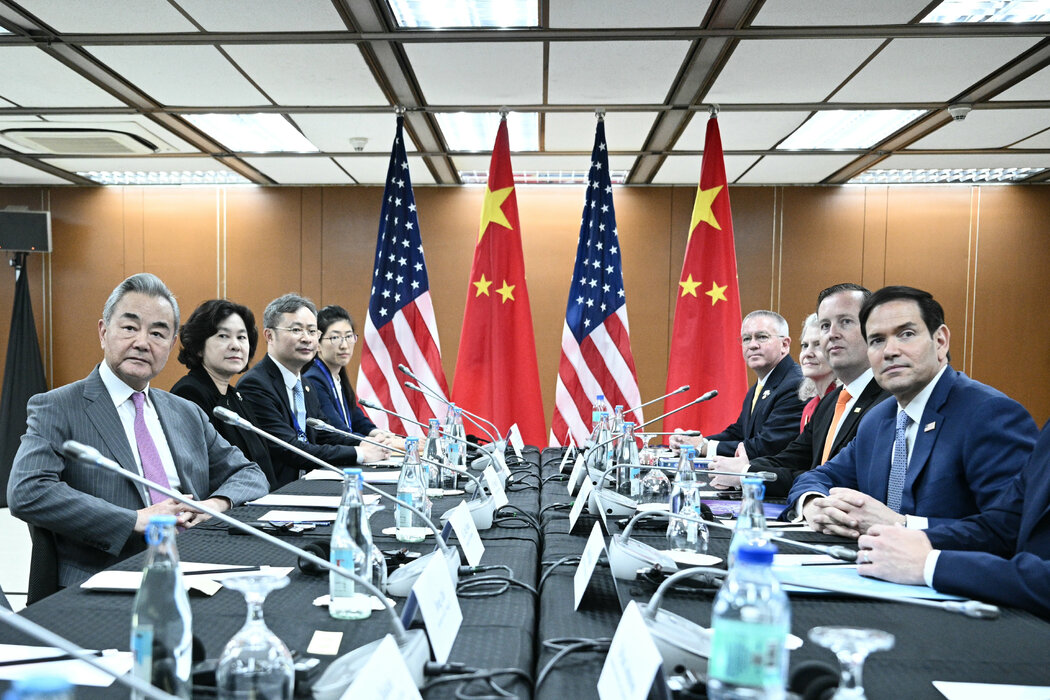 周三,美国国务卿鲁比奥(右)在马尼拉与中国外交部长王毅(左)举行了双边会晤。