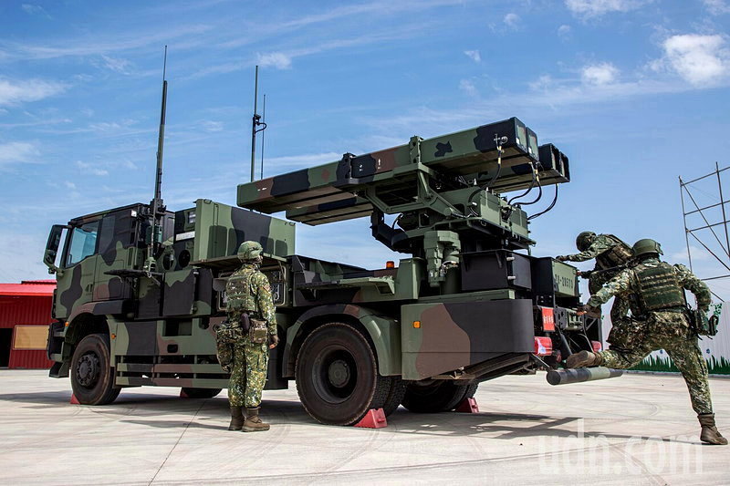 陸軍上午在桃園地區進行防空作戰演練,搭載陸射劍二系統的車輛行駛進入陣地,在完成迴轉、停妥後,車組員隨即下車展開裝備,迅速進行陣地部署。記者季相儒/攝影