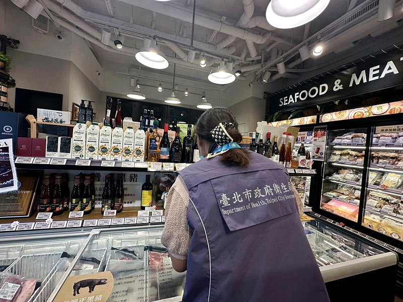 台北市衛生局今日晚間接獲永豐餘自主通報「在地金花小菓苦茶油」檢出苯駢芘不符規定,前往稽查北市13家GREEN& SAFE門市及其旗下2家自營品牌餐廳的下架與使用情形。圖/北市衛生局提供